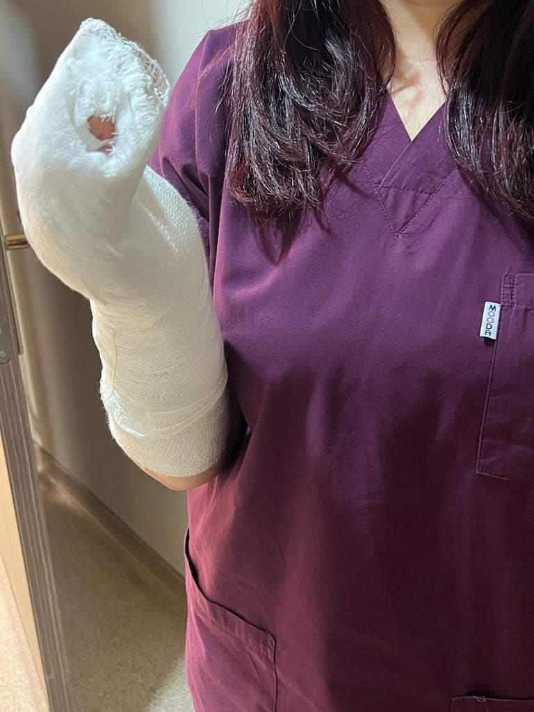 İşi gücü bırakın. Hekime şiddet var
Bir cerrahı daha elinden yaraladılar.

GOP KBB'de asistan doktor hanımın proksimal falanksı kırıldı

Aylarca amelyat yapamayacak Meslektaşımızın yanındayız. 
Bize uzanan eller kırılmadıkça daha çok böyle saçmalıklar göreceğiz.