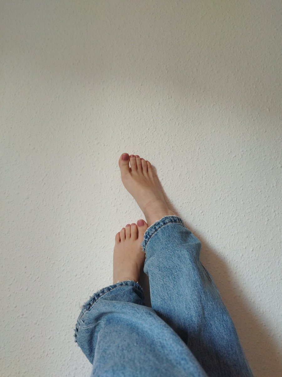 filthyunderwear's tweet photo. Been the whole day walking and sweating my socks, all i need is a rest for these little feets 

😴 
dm me 📥 if you want to get yours !!!#wrinkledfeet #wrinkledsolesfetish #wrinkledfeetfetish #bigfeet #feet #soles #feetfetishgang #feetfetishuk #feetworshippers https://t.co/bDXMQyXPld