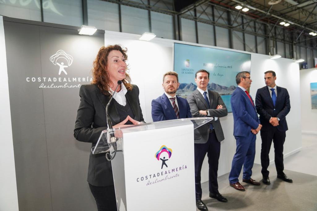 Mar_del_MarVaz's tweet photo. Segunda jornada en @fitur_madrid con muy buenas noticias. Almería acogerá dos grandes eventos:

☀️🏖️ Congreso Sun&amp;Blue con profesionales del turismo de sol y playa en El Toyo.
🤾‍♀️ Torneo Arena 1000 de balonmano playa. Vendrán más de 6.000 personas del 14 al 16 de julio. https://t.co/AiiBoEsNER