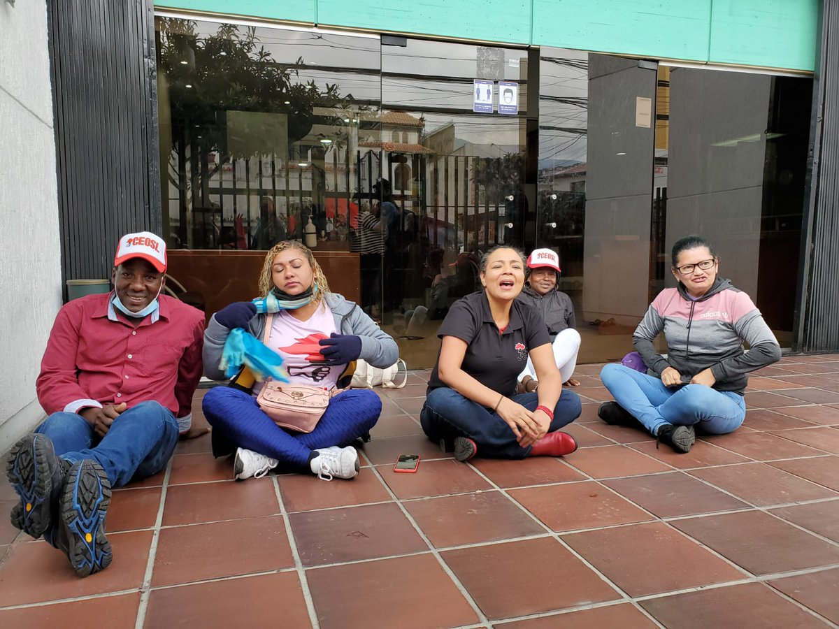 prensaceosl's tweet photo. .@ArellanoMarce1 presidenta del #FUTEcuador presente en la toma simbólica del edificio #Zarzuela del @IESSec, en rechazo a la presencia de #Gomez en el directorio del seguro social, pues no representa a los intereses de las y los trabajadores.
#ElIESSseDefiende https://t.co/yIrVxcY4yF