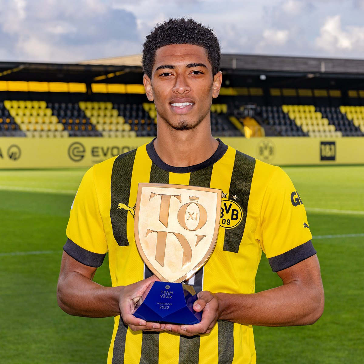 BellinghamJude's tweet photo. @EAsportsfifa TOTY!😁
Thank you for all your votes, I’m glad you enjoyed my performances over the past year. Hungry for more.🙌🏽 https://t.co/Wsk6MD6Wsb