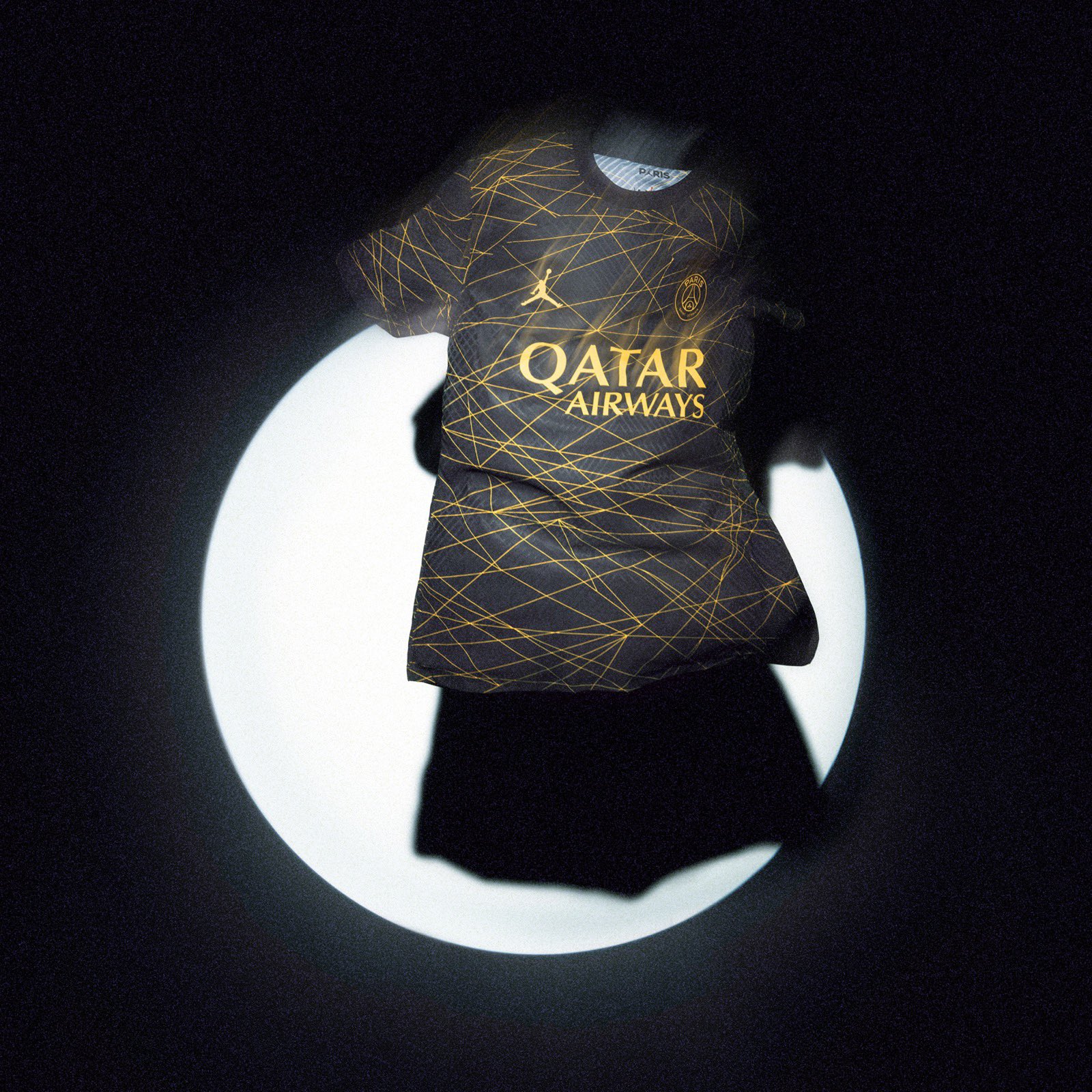 Paris Saint Germain on X Paris Saint Germain y Jordan Brand anuncian hoy su cuarta equipacion para la temporada 22 23. La camiseta negra y dorada destaca el compromiso del club con la ciudad