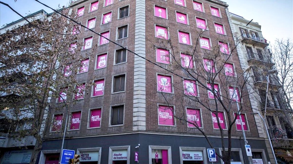 JoseLuisSTAP's tweet photo. Un altre dia i en un altre #fil llarg a banda dels aparcaments que ocupen blocs de pisos en alçada o interiors d'illa de l'Eixample, també podríem parlar d'altra absurditat com destinar a #trasters edificis sencers a les ciutats on manca espai per habitatges, equipaments, parcs https://t.co/7VgXysKUel