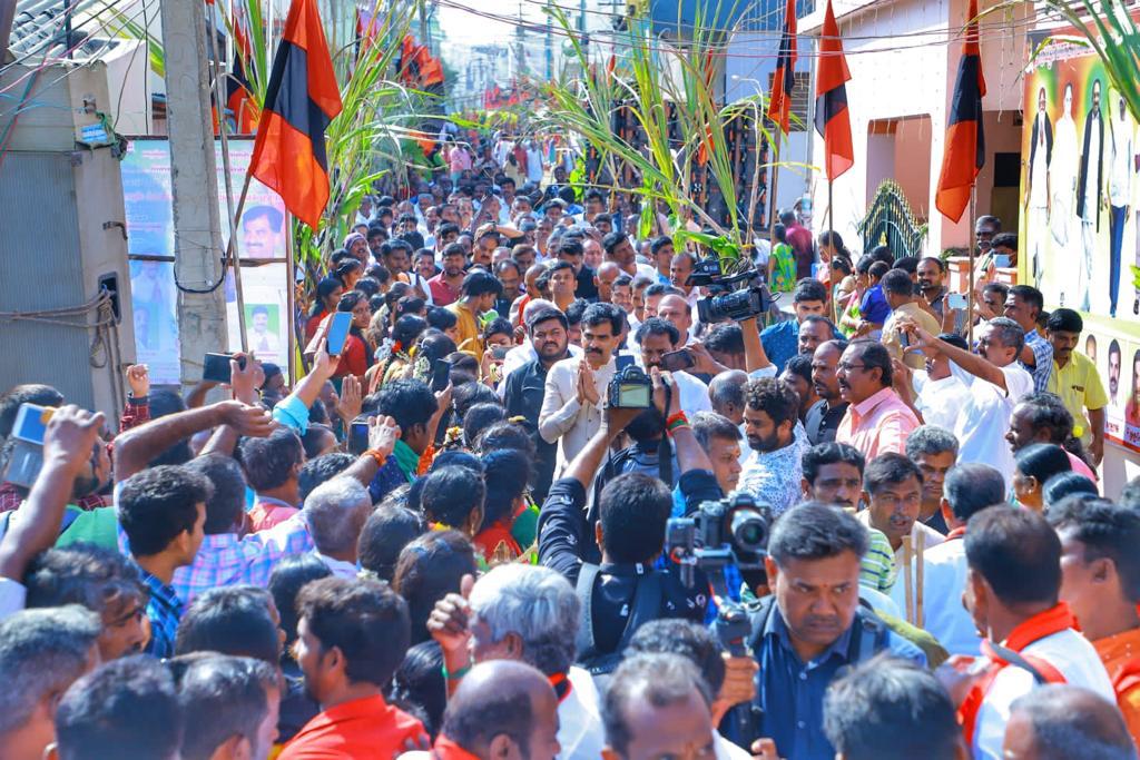 duraivaikooffl's tweet photo. மக்கள் பணியே சிறந்த இயக்கப் பணி! 
மக்கள் தலைவர் வைகோ அவர்களுக்கு பெருமை சேர்க்கும் பணி! 
இயக்கப் பணிகளால் மக்கள் மனங்களை வென்றிடுவோம்! 

ஒருமாத காலத்திற்குள் பல்வேறு கழக நிகழ்வுகளில் பங்கேற்றேன். இது தொடருமானால் அரசியல் பயணத்தில் நாம் மீண்டும் தவிர்க்கமுடியாத இடத்தை அடைவோம்..! https://t.co/pZitMto9n8
