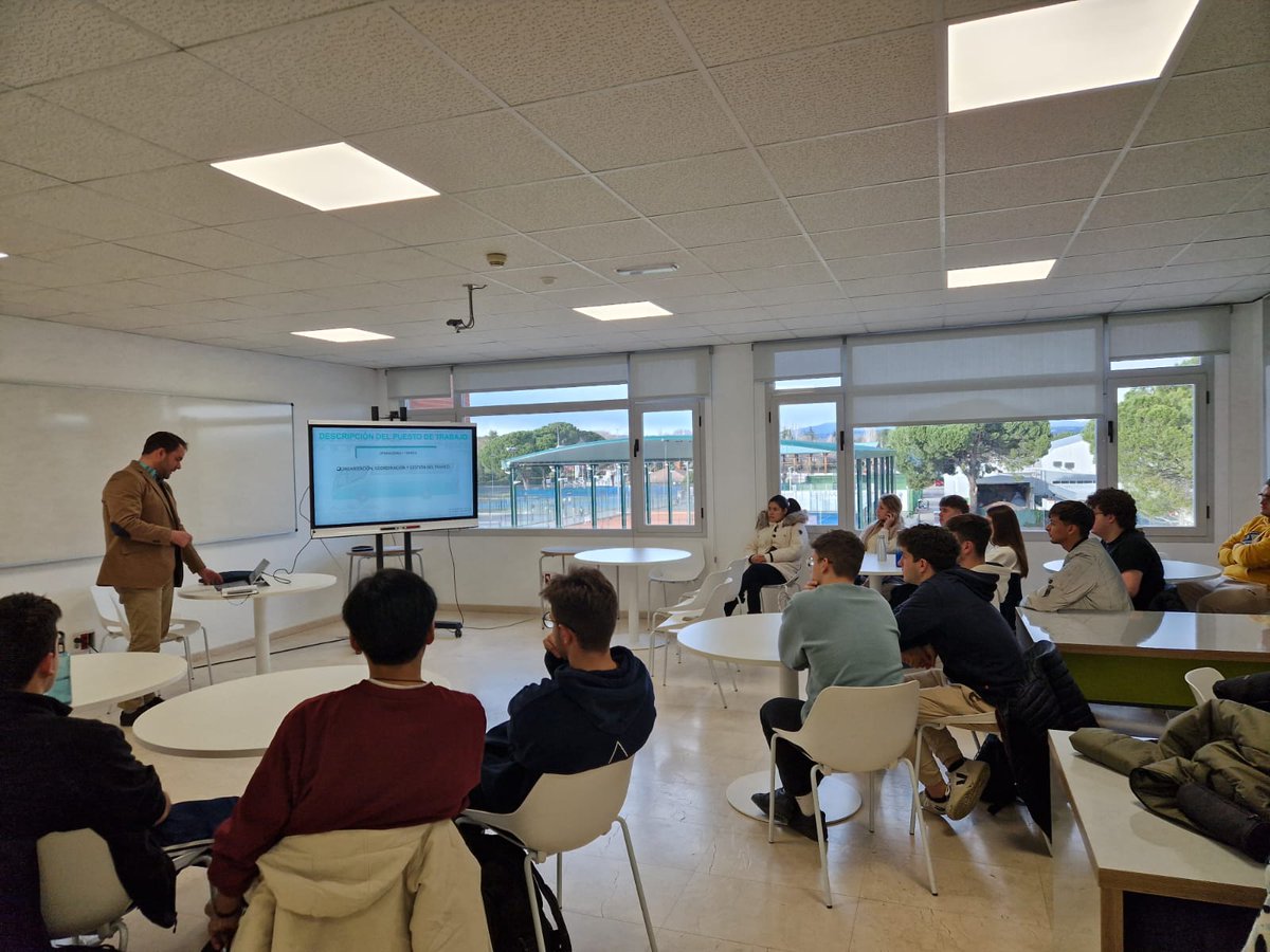 Los estudiantes de #TransporteyLogística conocen de primera mano el día a día de una empresa de #transportedeviajeros de la mano del Director Gerente de <a href="/Dicarpri/">Dicarpri TOUR</a> 🚌

Muchas gracias, Diego Carrascal, es un placer contar con profesionales como tú que traen la realidad al aula👐