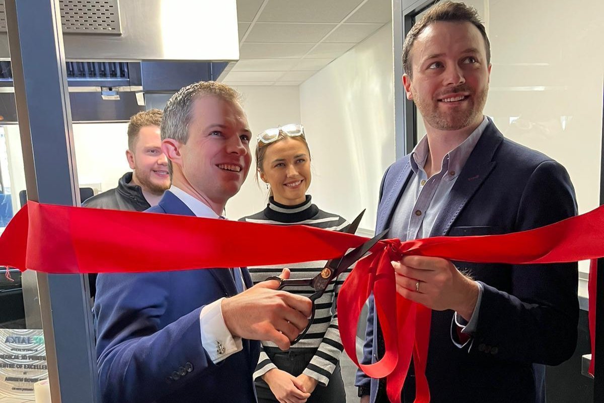 Axial_3D's tweet image. We were incredibly honored to have Minister for Exports @AndrewBowie_MP at the (@tradegovuk) Department for International Trade in the UK, open our brand new medical 3D Printing Center of Excellence in Belfast, Northern Ireland.

#3Dprinting #Medical3DPrinting #Stratasys