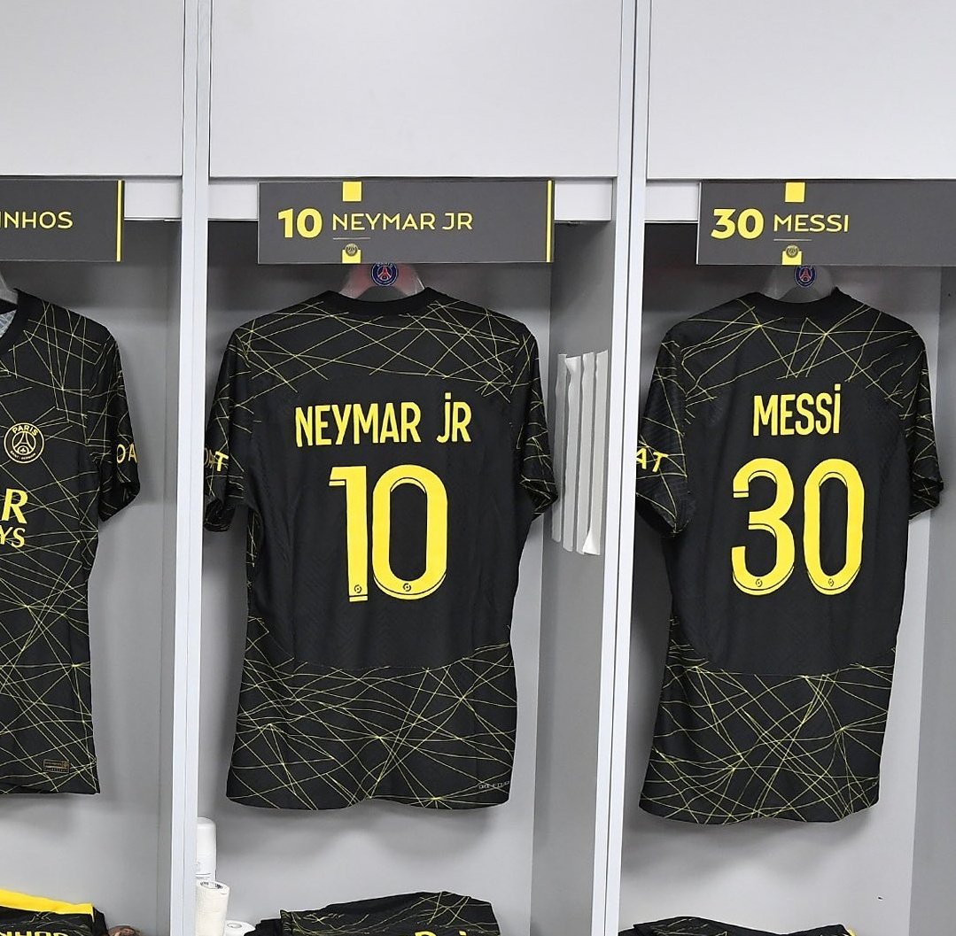 Messismo10's tweet photo. PSG presentó su nueva camiseta y hoy la usará en el amistoso vs el All-Star de jugadores del Al Nassr y el Al Hilal de Arabia Saudita. https://t.co/6iG2AxpkHh