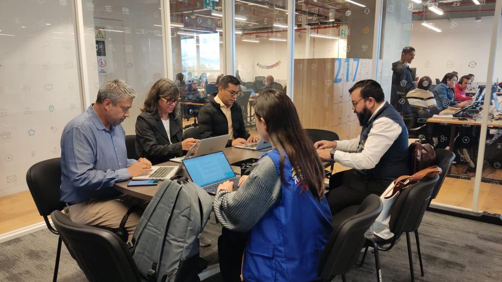 sicsuper's tweet photo. #AEstaHora funcionarios de la #SIC adelantan visitas de inspección en oficinas de los operadores @ClaroColombia, @womcolombia, @Tigo_Colombia y  @MovistarCo, con el objetivo de verificar el cumplimiento de la normativa legal y regulatoria en materia de Portabilidad Numérica Móvil https://t.co/pRKIgtpIF6
