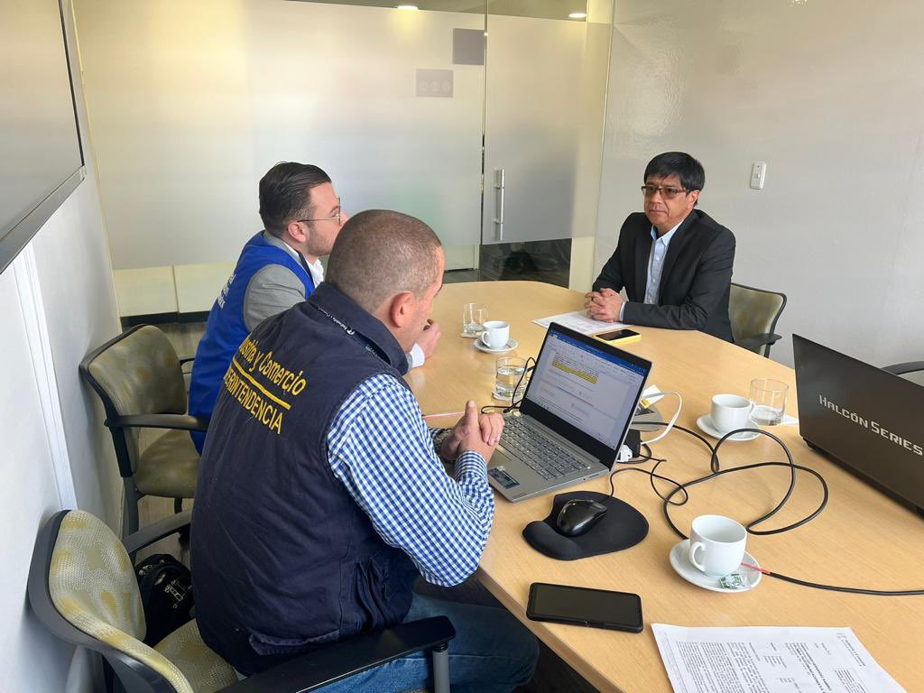 sicsuper's tweet photo. #AEstaHora funcionarios de la #SIC adelantan visitas de inspección en oficinas de los operadores @ClaroColombia, @womcolombia, @Tigo_Colombia y  @MovistarCo, con el objetivo de verificar el cumplimiento de la normativa legal y regulatoria en materia de Portabilidad Numérica Móvil https://t.co/pRKIgtpIF6