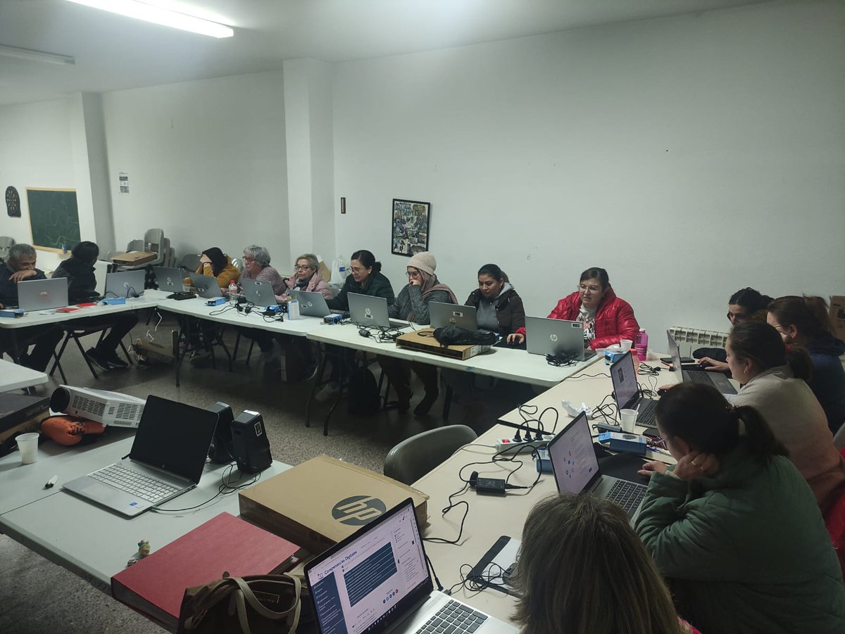 Acceder a la administración es posible desde el pc.  Hay que saber dónde están “las oficinas” Conociendo las sedes electrónicas para tramitarlo. #competenciasdigitalesclm
👉Financiado por la UE #NextGenerationEu
Con el apoyo y la financiación del <a href="/gobjccm/">Gobierno de Castilla-La Mancha</a> con @bienestarCLM