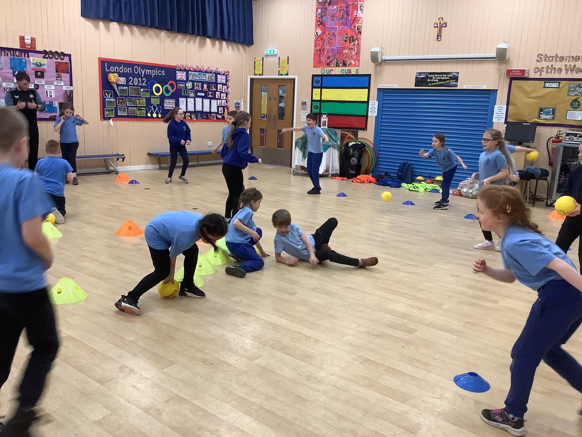 StAgnesY3's tweet photo. Great effort in PE this afternoon learning some new throwing skills. #stagnespe https://t.co/FPXdF2dRnj