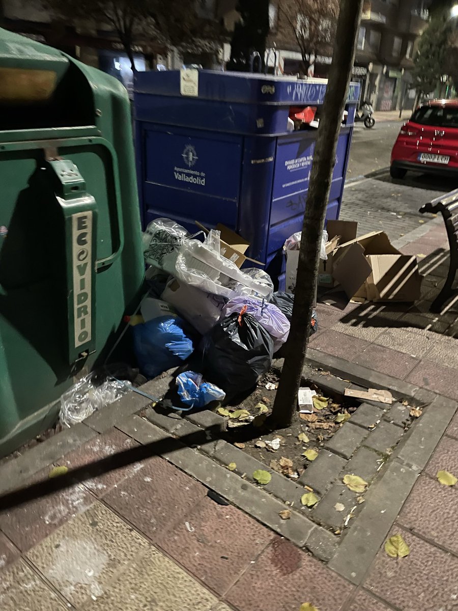 ektor_vo's tweet photo. @PoliciaVLL Últimamente hay mucho incívico, a ver si empezáis a multar a esos guarros https://t.co/2MRWrLGDFV