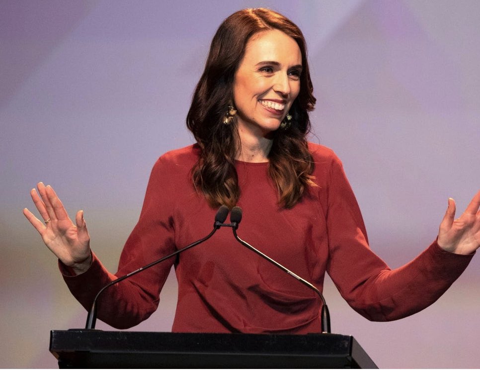 DrGunerSonmez's tweet photo. Yeni Zelanda’nın genç ve başarılı başbakanı Jacinda Ardern 6 yıl yeter deyip görevi bırakacağını açıkladı. Görevi boyunca üstün bir performans sergiledi. Şimdi ailesine zaman ayırmayı planlıyor. Gitmek, zirveye çıkmaktan daha zordur. Gidişiyle ders veriyor, helal olsun 👏 https://t.co/UUWI6uYgid