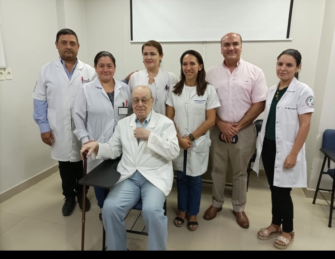 El Prof. Dr. Vicente Bataglia Doldán, donó al IPS en la mañana de hoy jueves importantes materiales, entre ellos, libros, manuales de la especialidad de Obstetricia, de su autoria y de varios autores, que servirán de consulta, guía y orientación a los médicos de la previsional.