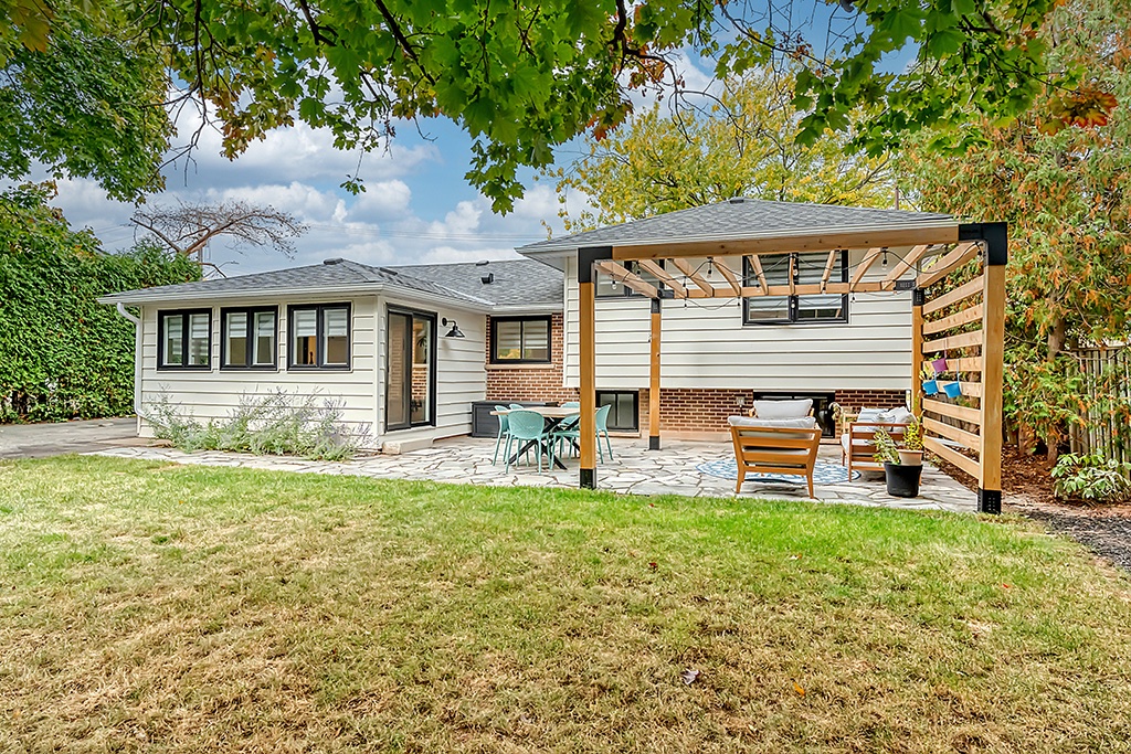 TheKuchmaTeam's tweet photo. BETTER THAN NEW! This incredible move in ready home in south east  Burlington has been renovated top to bottom with quality finishes throughout! Open house: Sunday, January 21st from 2-4 pm! 4518 Longmoor Drive is offered at $1,429,000!!
.
.
.
#thekuchmateam #Burlington https://t.co/DezyeVlG1E