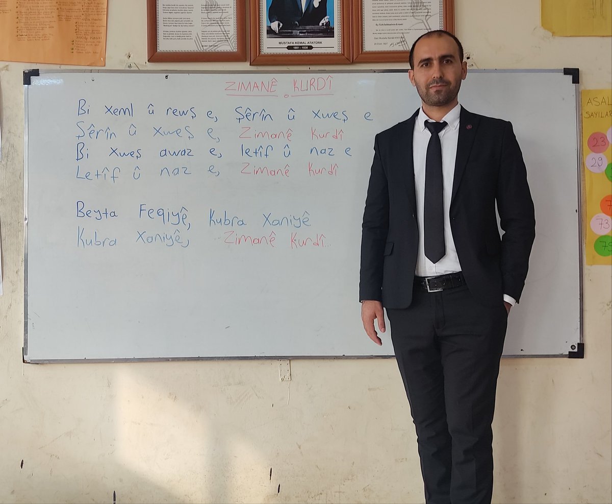 AbdurrahmanHiv's tweet photo. Bi xeml û rewş e, şêrîn û xweş e
Şêrîn û xweş e, zimanê kurdî
Bi xweş awaz e, letîf û naz e,
Letîf û naz e, zimanê kurdî

Beyta Feqiyê, kubra xanîye
Kubra xanîye, zimanê kurdî.. 

#KurdîHilbijêre https://t.co/WMuGiruLfi