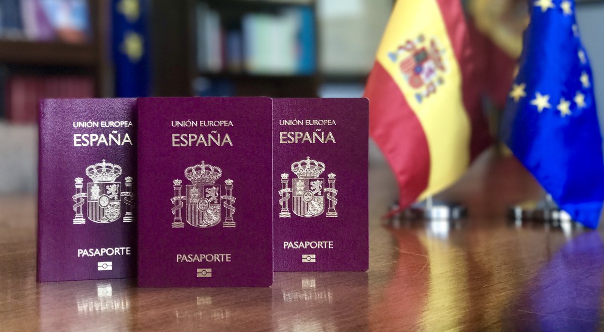 ConsEspLaHabana's tweet photo. PASAPORTES 📕 

A partir del lunes, los inscritos Registro Civil Consular 🧾✍️ hasta el 13-01-2023 podrán obtener cita para solicitar su primer pasaporte 📅

ℹ️👉🏼 https://t.co/Px0AeKL8RK https://t.co/76E6tuEqbo