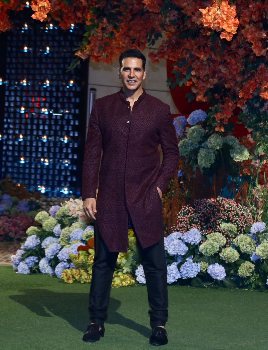 piebuzzinc's tweet photo. The engagement ceremony of Anant Ambani &amp; Radhika Merchant at Antilla today 

#AnantAmbani #RadhikaMerchant #AnantRadhikaEngagement #AkshayKumar #KaranJohar #AishwaryaRaiBachchan #SachinTendulkar https://t.co/4JxU5GmqXs