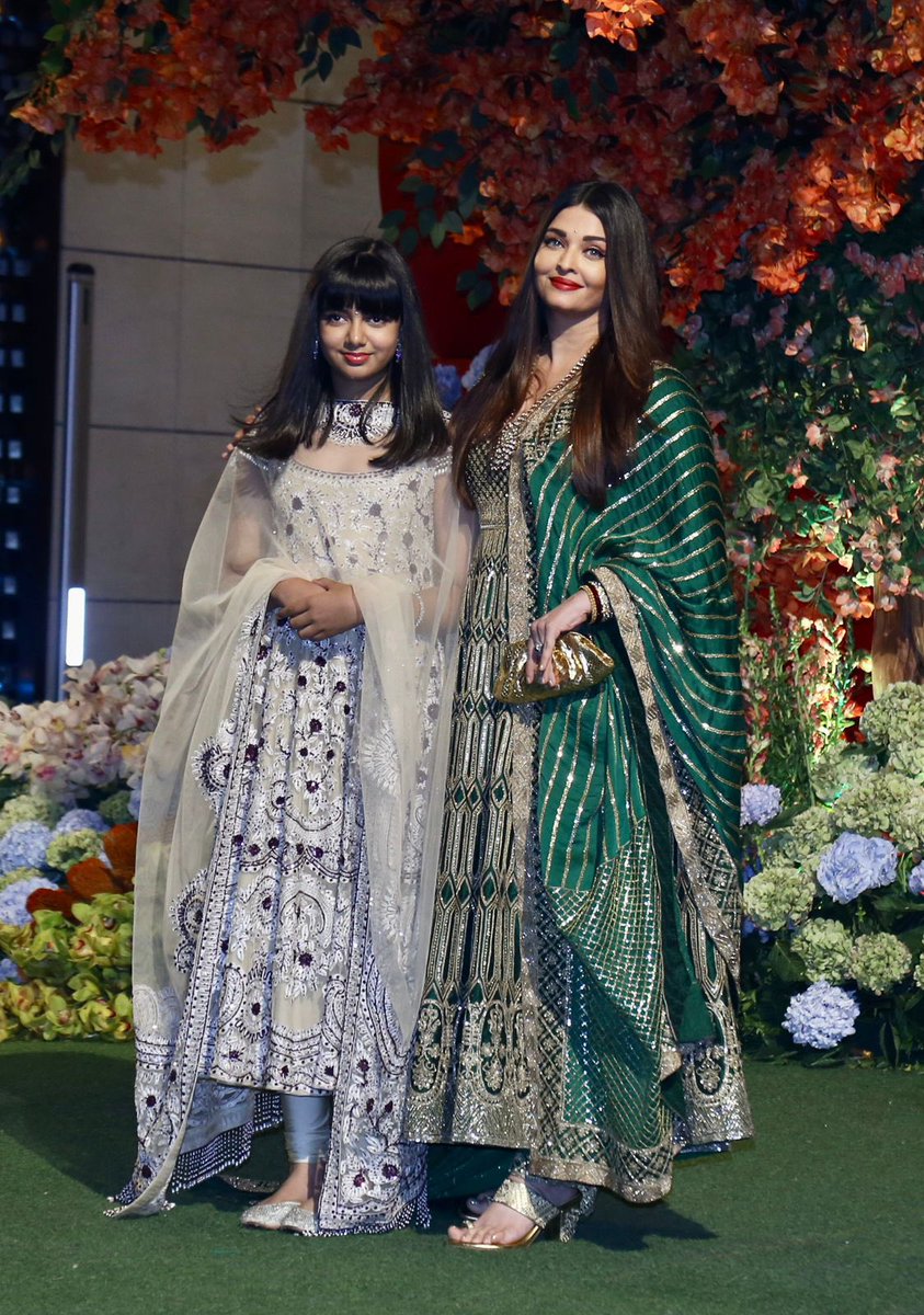 piebuzzinc's tweet photo. The engagement ceremony of Anant Ambani &amp; Radhika Merchant at Antilla today 

#AnantAmbani #RadhikaMerchant #AnantRadhikaEngagement #AkshayKumar #KaranJohar #AishwaryaRaiBachchan #SachinTendulkar https://t.co/4JxU5GmqXs