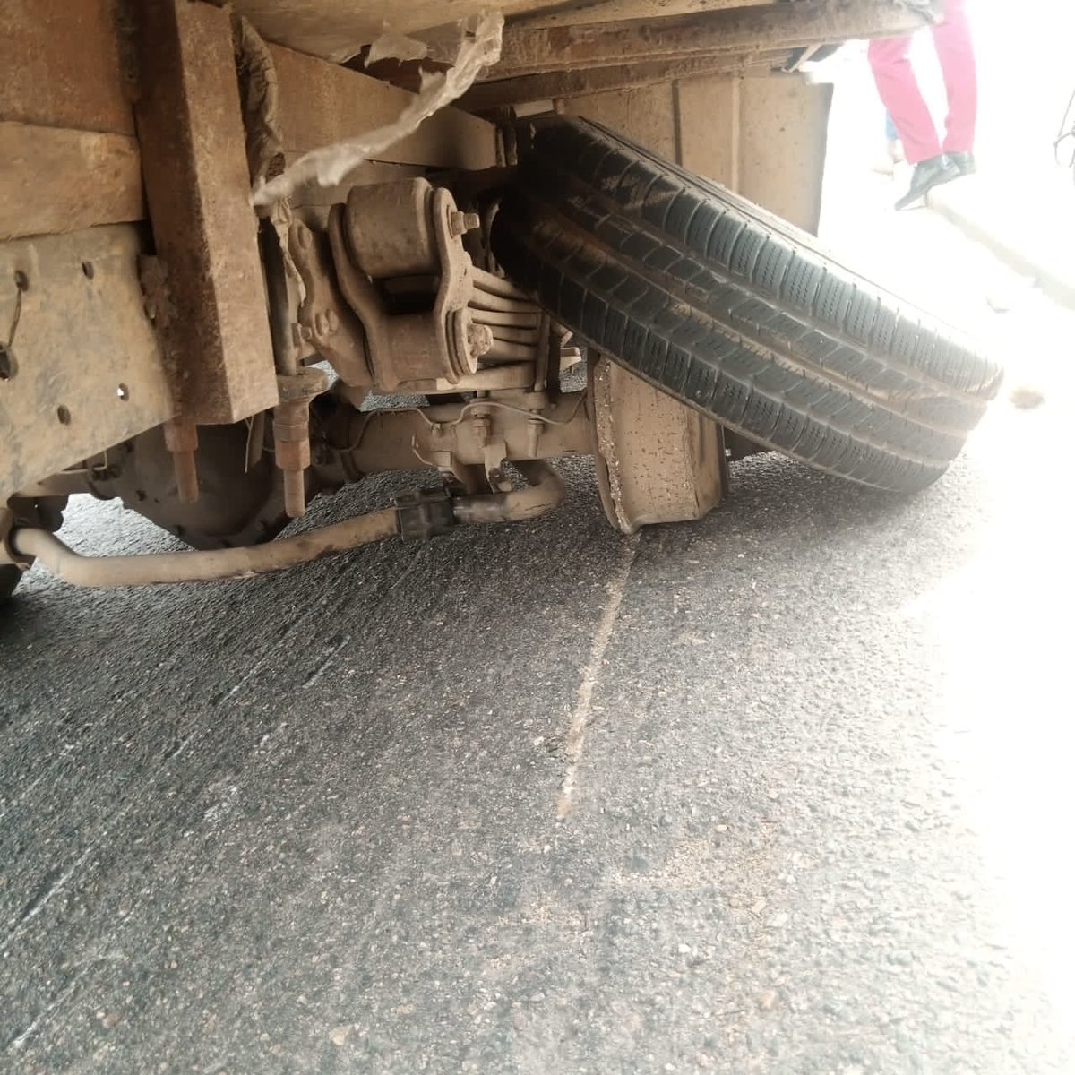 trafficbutter's tweet image. *#FlashUpdate.* A broken down mini truck benz loaded with bottle water after adekunle on 3rd mainland bridge approaching adeniji with a rear tyre problem. The truck cannot be towed unless the content is transsload to another truck.  - Ltr #GETYOURPVC