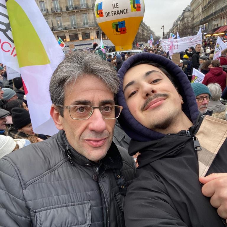 Père et fils en manif'...

#greve19janvier #manifestation #19janvier2023 #manifestation19janvier