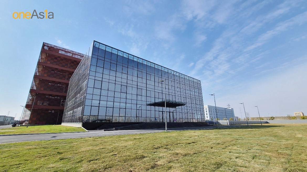 Carrier collaborated with OneAsia to build the first data center in China with a water-cooled chiller system. The high-efficiency chiller plant can reduce energy consumption and electricity bills. Learn more: on.carrier.com/3XjQdpt?utm_co…