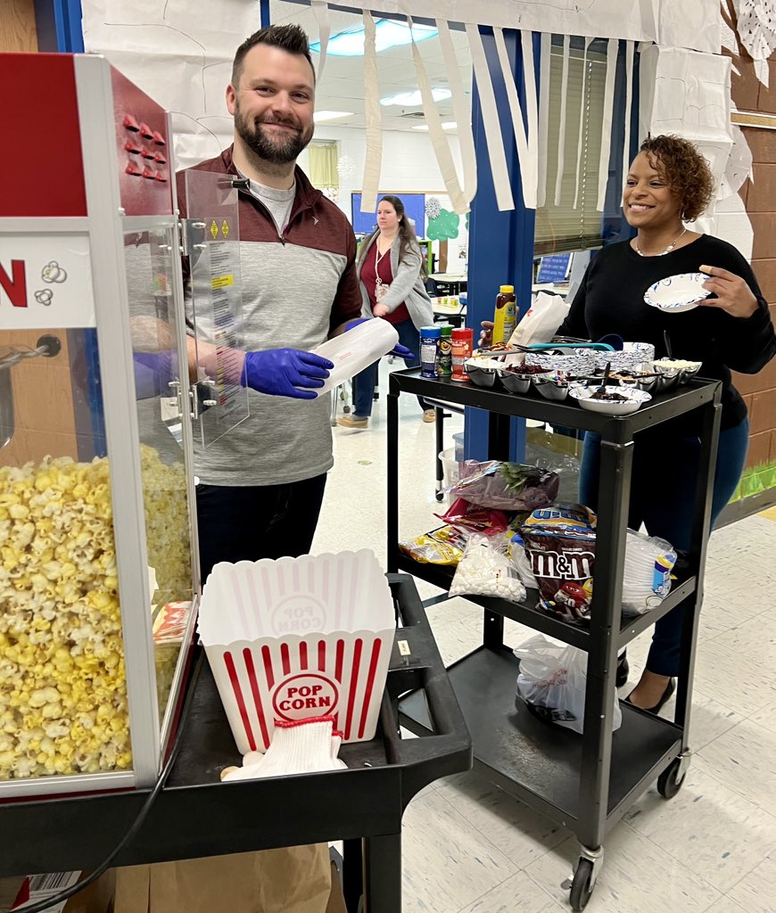 FCPS1News's tweet photo. Administrators from @MMPTurtles showing some appreciation for their staff! 

#OneTeamOneMission https://t.co/DuhQ1ga0YW
