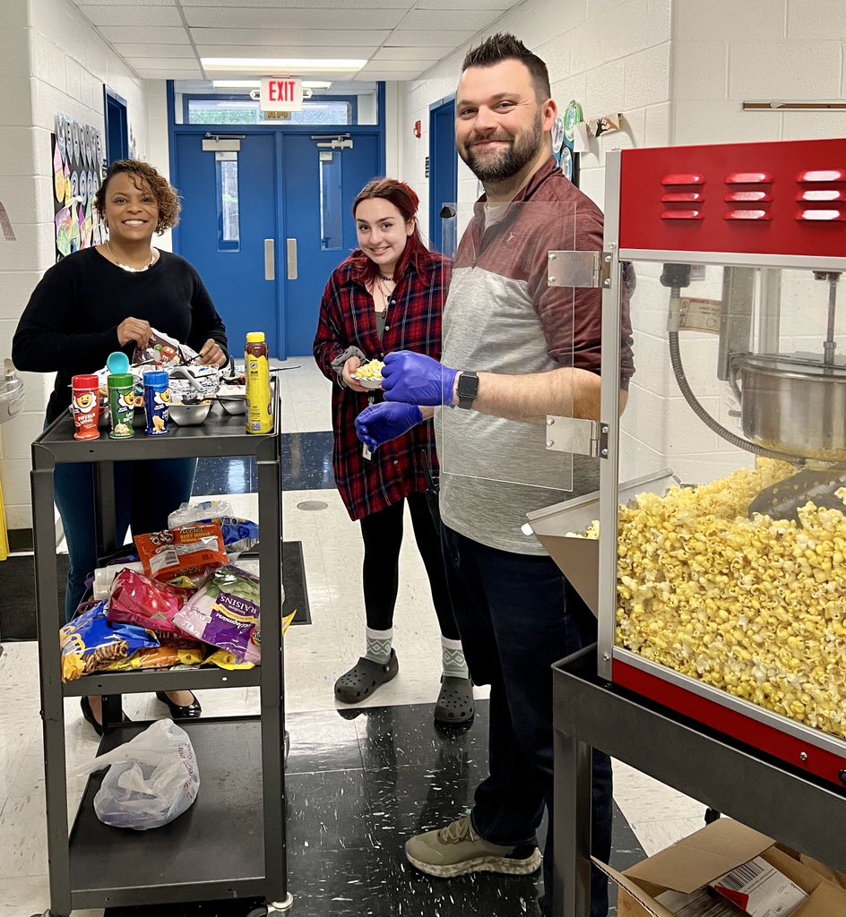 FCPS1News's tweet photo. Administrators from @MMPTurtles showing some appreciation for their staff! 

#OneTeamOneMission https://t.co/DuhQ1ga0YW