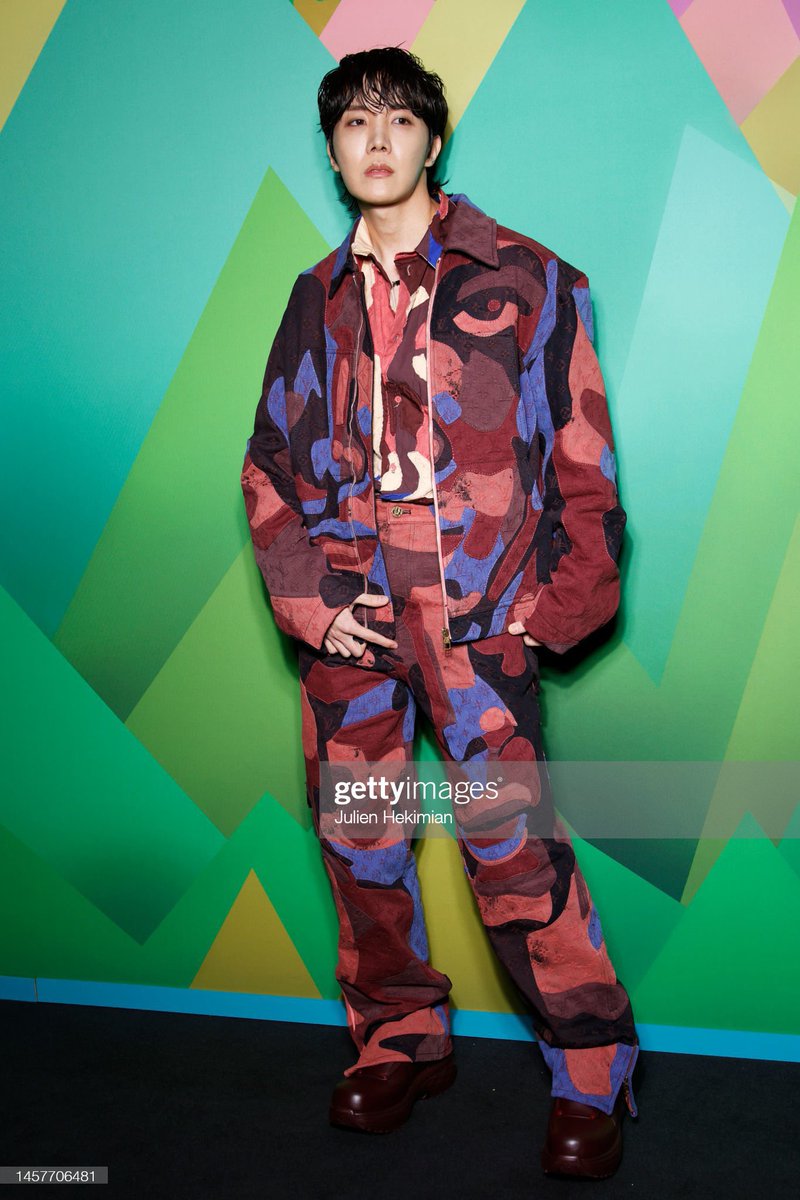 gogoarmys_'s tweet photo. 📸 J-hope no desfile da coleção outono-inverno 2023 da Louis Vuitton em Paris! 

@BTS_twt https://t.co/SCtOaBsMuw