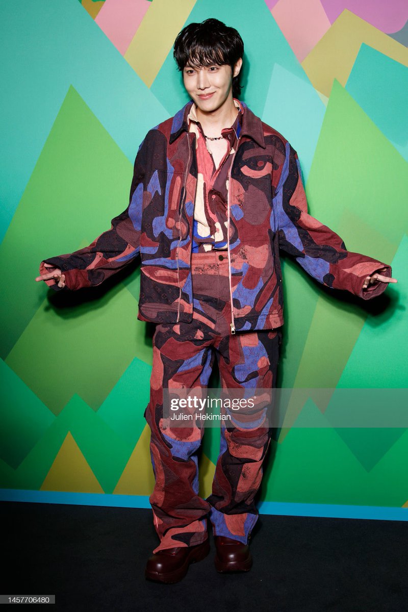 gogoarmys_'s tweet photo. 📸 J-hope no desfile da coleção outono-inverno 2023 da Louis Vuitton em Paris! 

@BTS_twt https://t.co/SCtOaBsMuw