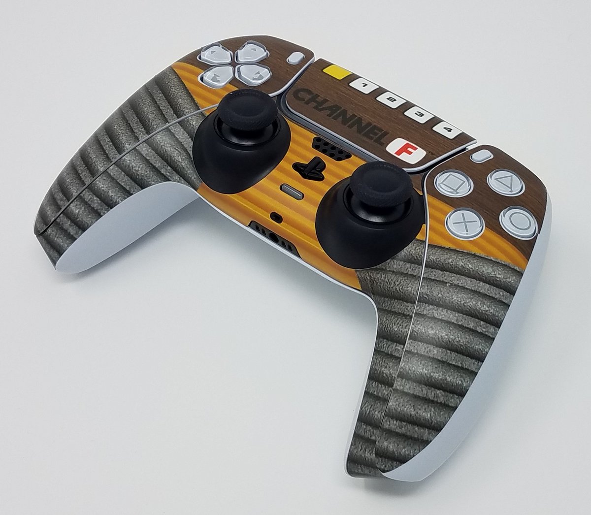 ChannelFLLC's tweet photo. Controller skin for PS5 controllers featuring elements from the iconic 1970's Channel F™ console &amp; controllers and VIDEOCART™ cartridges.

https://t.co/kjvHJk5FtZ

#channelf #retro #retrogaming #videogames #controllerskins #ps5skins #customskins #ps5 #ps5controller https://t.co/CHiZgSqpuj