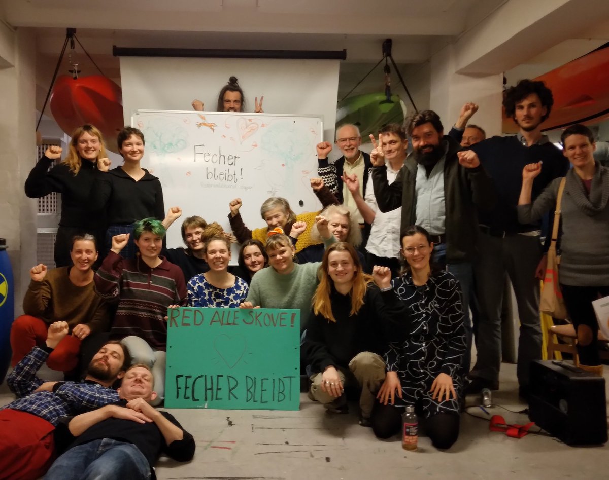 Danish activists from <a href="/ExtinctionRDK/">Extinction Rebellion Danmark</a> and more,stranding in solidarity with #FecherBleibt <a href="/RiWaTu_stoppen/">Fecher (im Exil) @Riederwald@climatejustice.social</a> 

Defend All Forests!