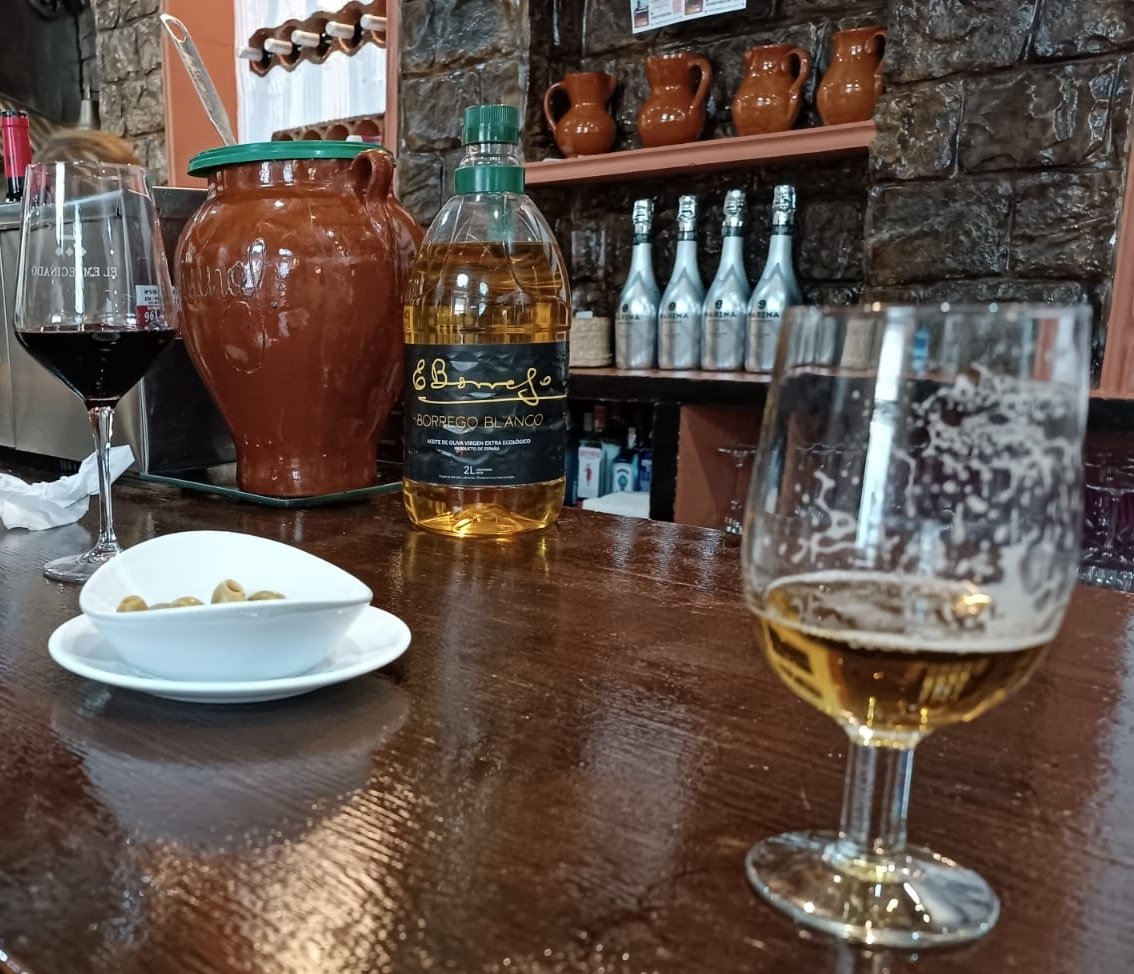 Borregoblancoa's tweet photo. ¡Feliz jueves!  😊  ¿Has probado ya nuestro aceite de nueva temporada? ¡No puedes perdertelo! 🫒🫒
@tabernamonforte  #borregoblanco #aceiteecologico #nuevatemporada #proyectofamiliar #ilusion https://t.co/wTJZHzSt4l