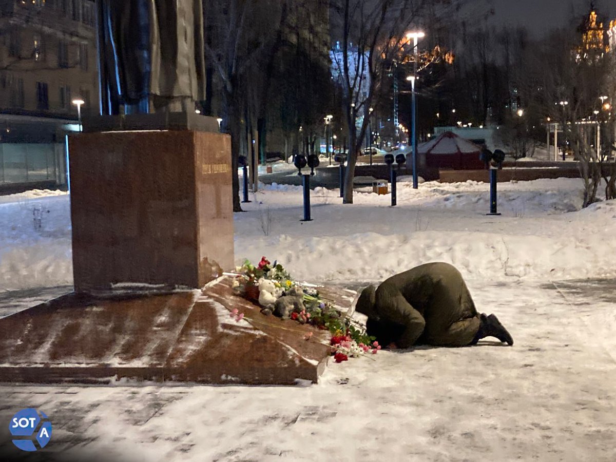 FreeRussiaEU's tweet image. 👉 Kobieta płacze pod pomnikiem Łesi Ukrainki w Moskwie, gdzie powstał sporadyczny memorial pamięci ofiar rosyjskiego ostrzału 🇺🇦 miasta Dnipro, 18 stycznia 2023 r

 📸: Anastazja Musatowa // SOTA