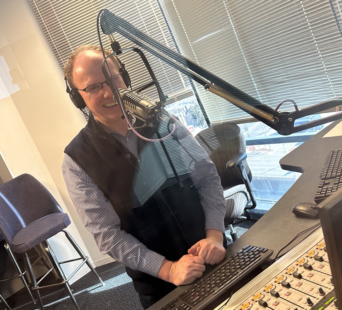 inthemageors's tweet photo. Clearly this is #HockeyHawk listening to @kandc1053 and cracking up just like every #TOLO out there @1053thefan #Masterpieced https://t.co/xEou2Llz4V