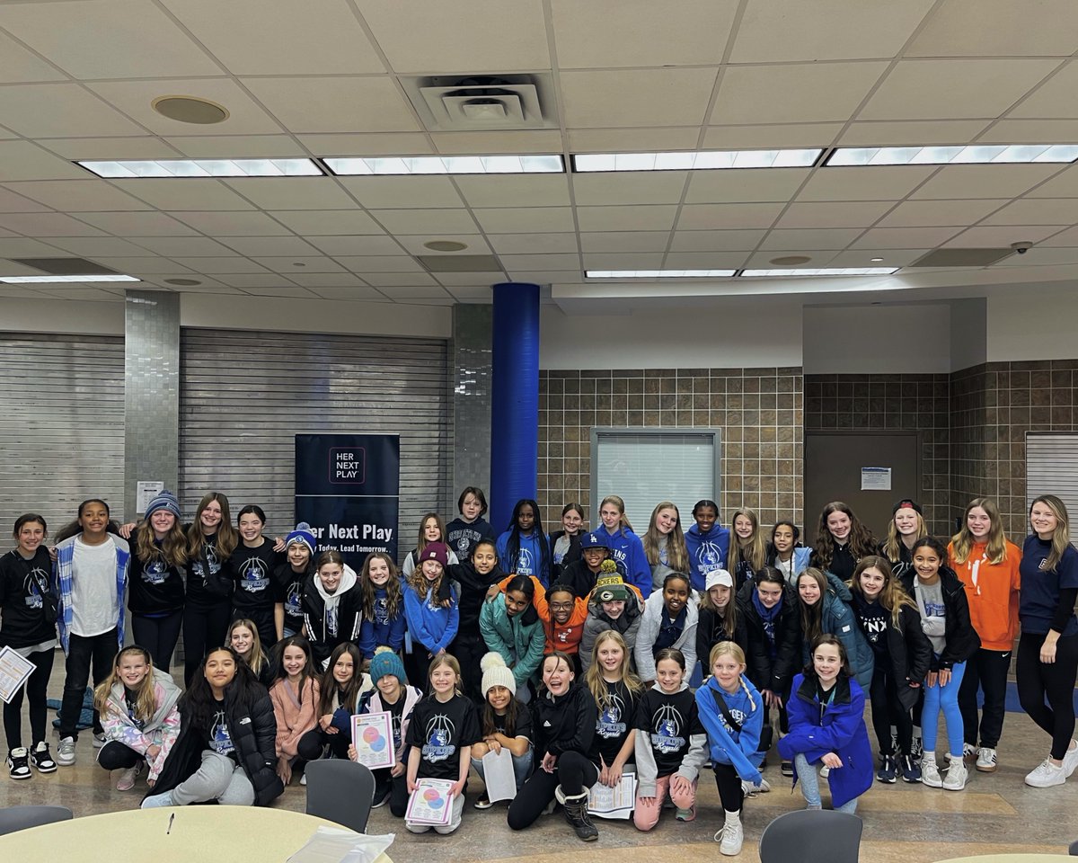 HerNextPlay's tweet photo. Another great workshop with the Hopkins Girls Basketball Association! At our second workshop, we talked about values and leadership styles.🏀⛹️‍♀️ #PlayBold #womenleaders #girlpower https://t.co/bViolP63Ea