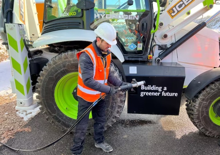 While <a href="/JCBna/">JCB North America</a> will not be exhibiting equipment at <a href="/conexpoconagg/">CONEXPO-CON/AGG</a>, it will have its new hydrogen combustion engine there.

<a href="/ConstructionEqt/">ConstructionEqt</a> Senior Editor <a href="/FrankRaczon/">Frank Raczon</a> is among the North American trade journos who went to the U.K. this week for a preview: bit.ly/3iRmWnu