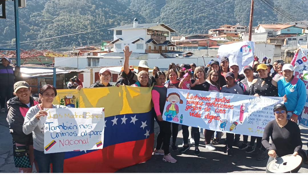 jquinteronews's tweet photo. #19Ene | #Mérida La lucha por salarios justos en el páramo merideño no desmaya, los docentes salieron otra vez a protestar pacíficamente en la carretera Trasandina en el municipio Cardenal Quintero. #MaestrosEnProtesta https://t.co/n44kokOySH