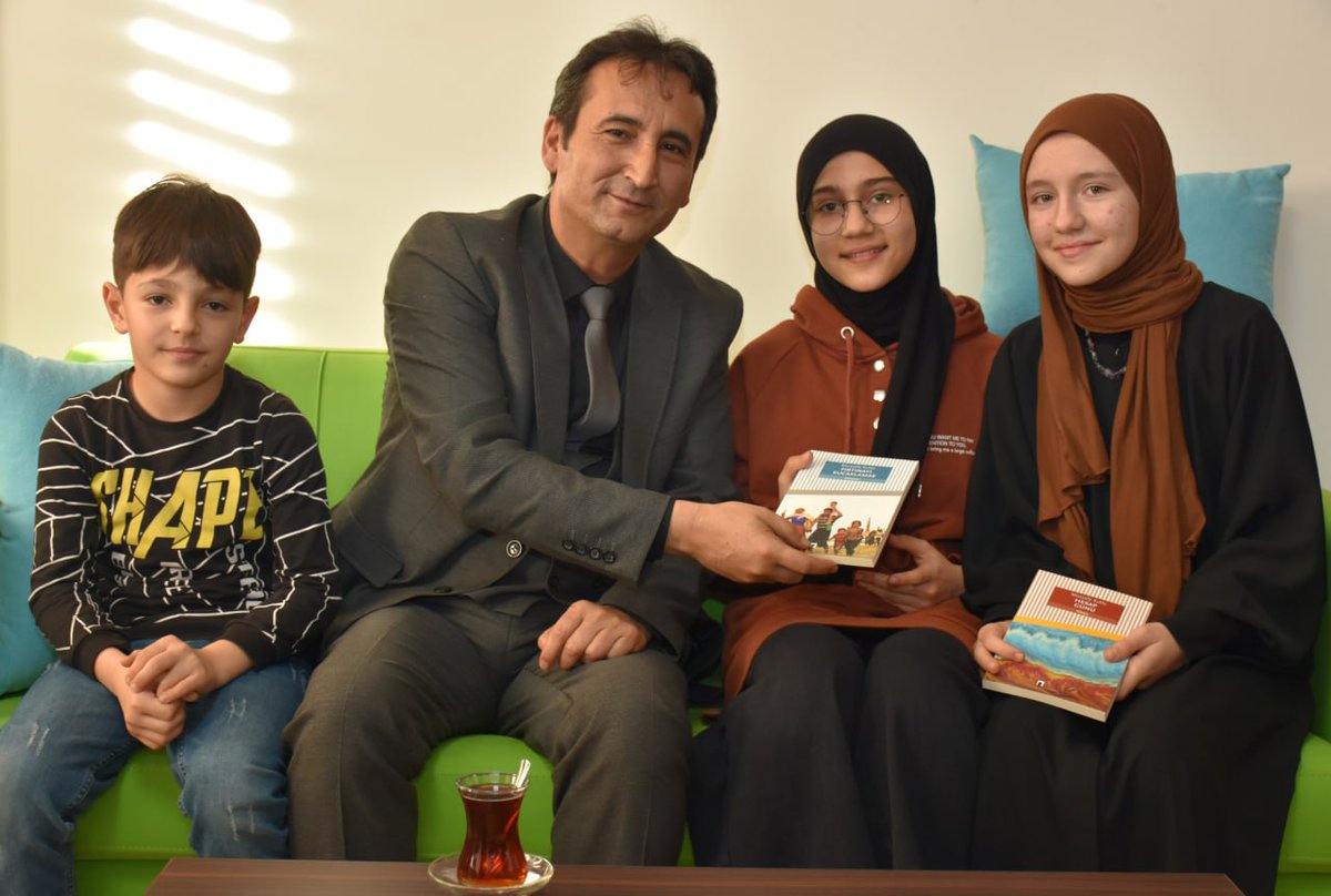 CaliskanMhm's tweet photo. #İlimizKaraman da eğitim camiası olarak karne öncesi değerlendirmelerde bulunmak için #Velilerimize misafir olduk. 
Biz onlara onlar da bize misafirdi bugün 😊 https://t.co/P1oE5AsFOz