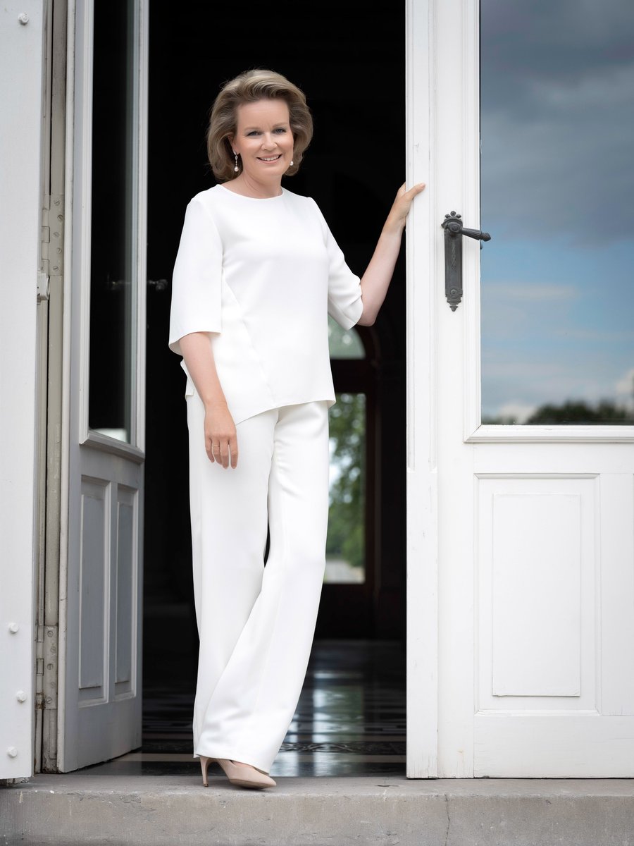 MonarchieBe's tweet photo. 🎂 Houra, la Reine fête ses 50 ans aujourd’hui ! Pour marquer le coup, nous partageons deux nouvelles photos d’elle aujourd’hui. 
ℹ️ Le portrait en face du Jardin d’hiver figure sur le timbre émis par @bpost_fr en l’honneur de son anniversaire. 

📷 Michel Gronemberger https://t.co/HizonMjIWO