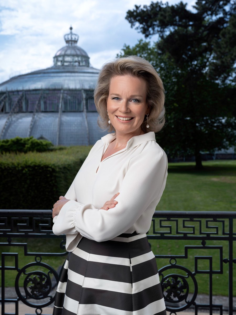 MonarchieBe's tweet photo. 🎂 Houra, la Reine fête ses 50 ans aujourd’hui ! Pour marquer le coup, nous partageons deux nouvelles photos d’elle aujourd’hui. 
ℹ️ Le portrait en face du Jardin d’hiver figure sur le timbre émis par @bpost_fr en l’honneur de son anniversaire. 

📷 Michel Gronemberger https://t.co/HizonMjIWO