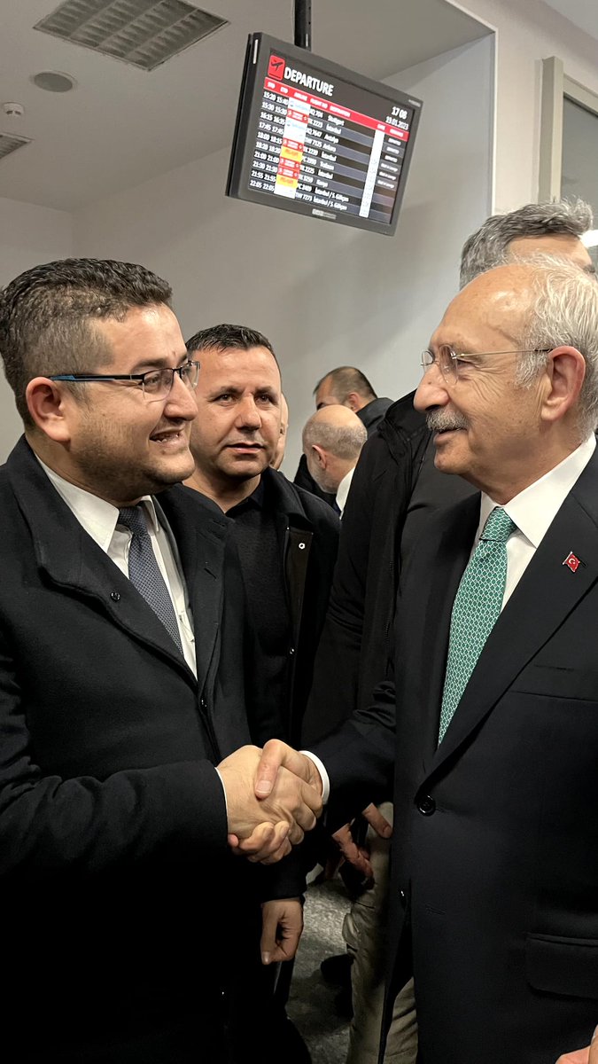 Genel Başkanımız Sayın <a href="/kilicdarogluk/">Kemal Kılıçdaroğlu</a> 'nu Ankara'ya uğurladık. #Piktes Öğretmenlerinin teşekkürlerini söz verdiğim gibi kendilerine ilettim. Hep beraber 
#PikteseKadroZamanı demeye devam edeceğiz. İktidara gelince de bu haklı talebin gereğini yerine getireceğiz.