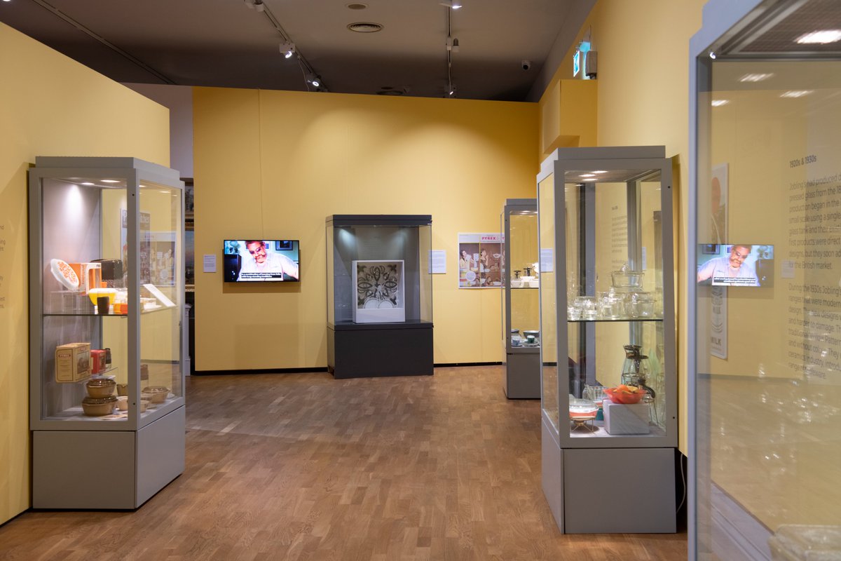 SundMuseum's tweet image. #Pyrex100 celebrates 100 years of Pyrex in Sunderland.

In a celebratory piece, artist Eric Goldschmidt uses Sunderland-made Pyrex designs mixed with American Corning Incorporated glass.

“Pattern of Connection: Corning to Sunderland” can be viewed in our Pyrex 100 display.