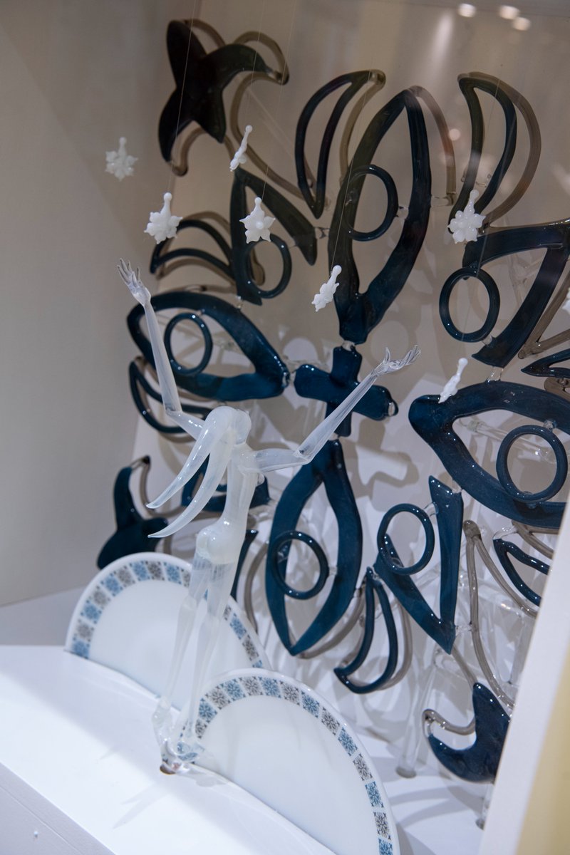 SundMuseum's tweet image. #Pyrex100 celebrates 100 years of Pyrex in Sunderland.

In a celebratory piece, artist Eric Goldschmidt uses Sunderland-made Pyrex designs mixed with American Corning Incorporated glass.

“Pattern of Connection: Corning to Sunderland” can be viewed in our Pyrex 100 display.