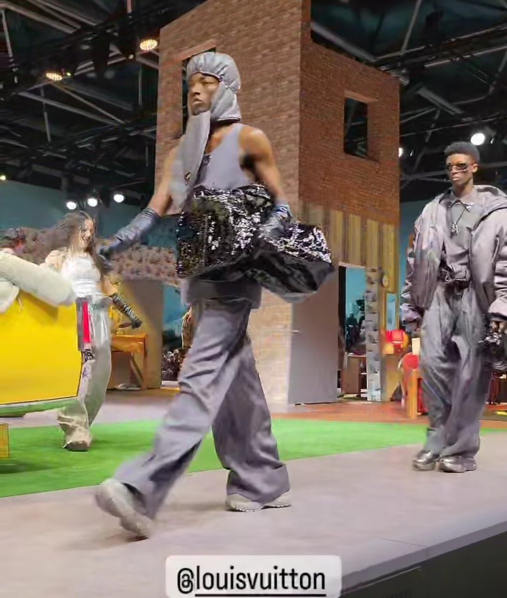 Não querendo jugar, longe de me julgar alguém, mas o moço está passando como a sacola de lixo enrolado em um arame em formato de bolsa, e um chapéu de touca de banho misturada com babador? Só para tirar minhas dúvidas mesmo.