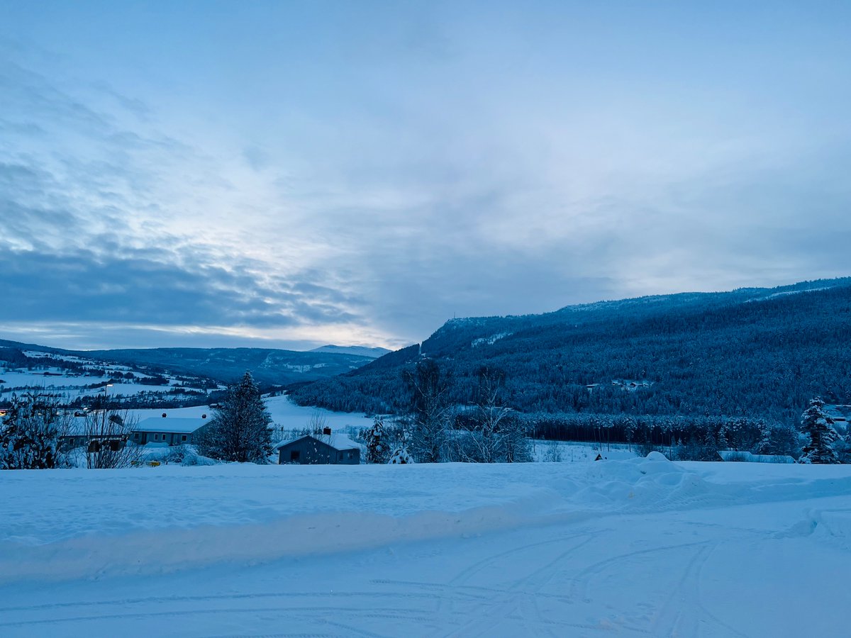 AHemkendreis's tweet photo. Finally back in Norway‘s winter magic! Visiting Patrick Huse in his Studio, discussing Arctic landscapes in Art and the protection of idigeneous knowledge ❄️💜
#arctic #polarart #memoryscapes #iceart #icehumanities https://t.co/sOEXIq2UTm