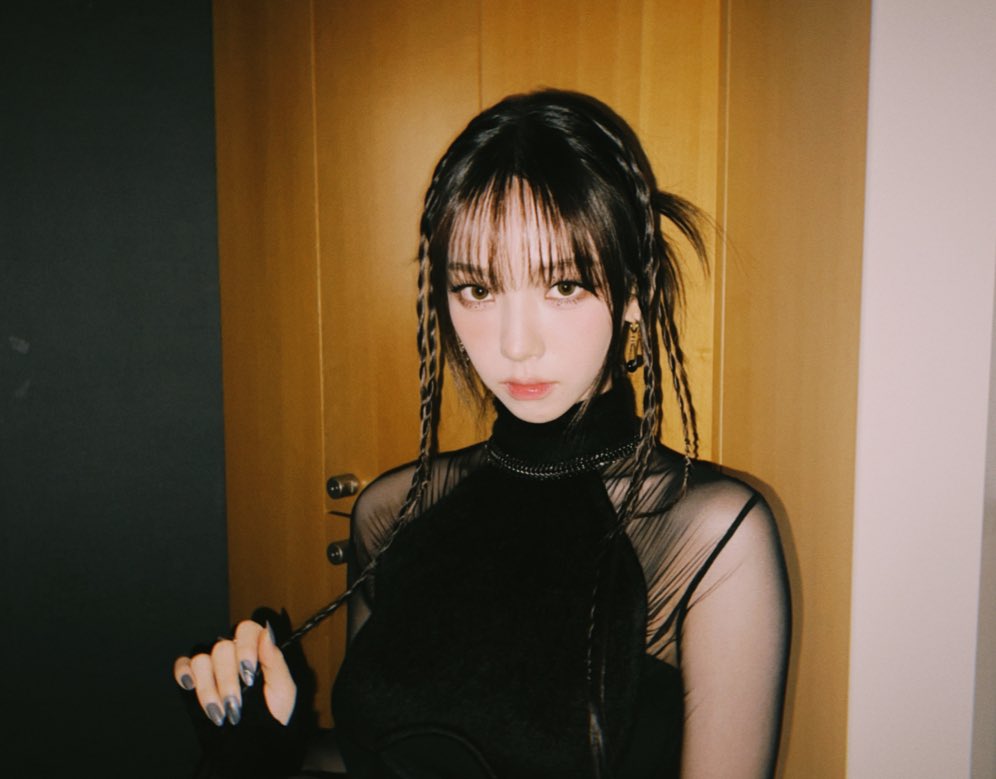 aespasbbl's tweet photo. [230120] 1:39AM KST: ❤️

- +📸
- 🍷🎁 
- cheers https://t.co/x1vLA0k6aw