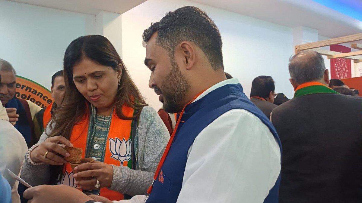 BharatMantram's tweet photo. Smt. @Pankajamunde  Ji visited NaMo App Kiosk at BJP NEC in New Delhi.

Sharing a glimpse!

#HamaraAppNaMoApp #NaMoAppAtBJPNEC https://t.co/02NBDf0Thf