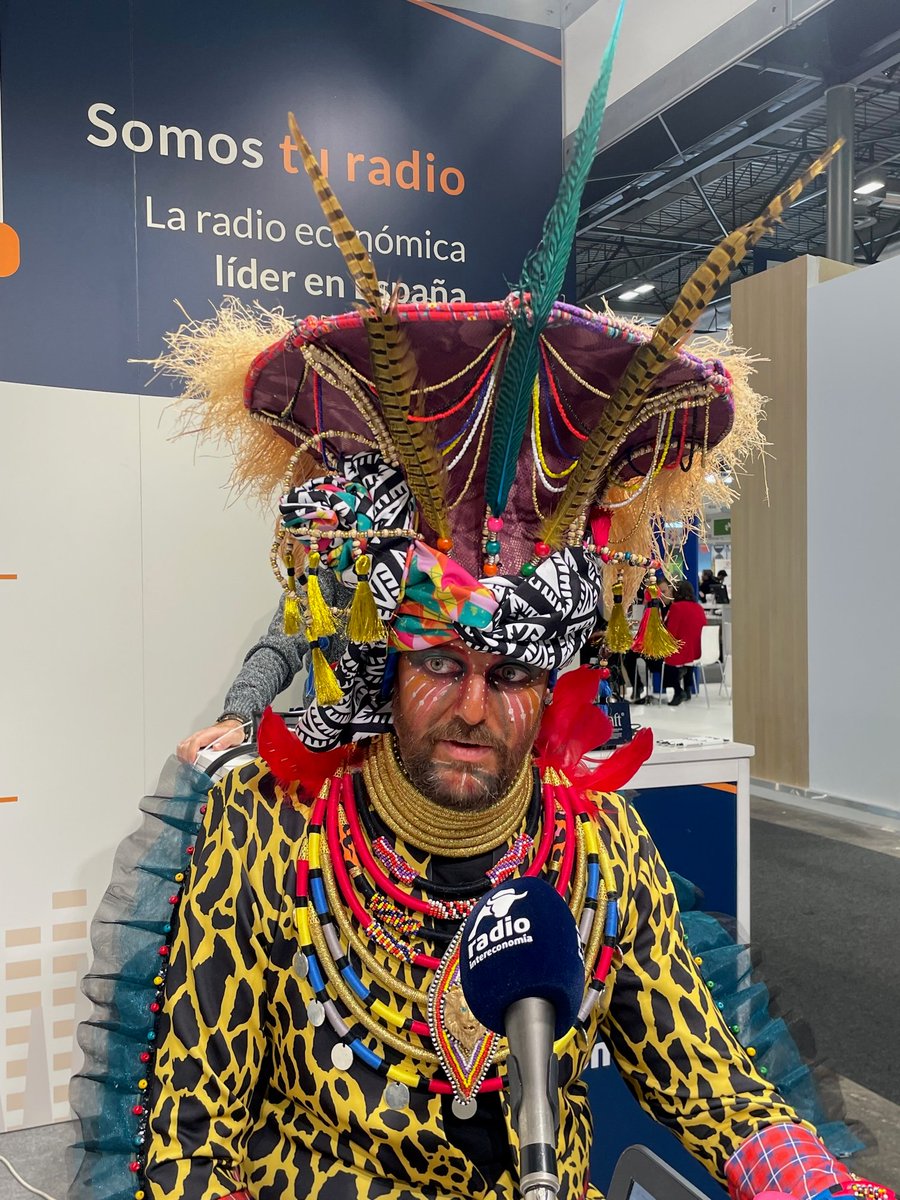 Pedro Martín, diseñador de vestuario de comparsas en el carnaval de #badajoz @FalcapBadajoz: 

'Cuando el carnaval acaba, ya estamos pensando en el del año que viene. Para nosotros es ocio, pero cuesta dinero. Somos 52 grupos de carnaval, con 250 personas cada uno'

#Fitur2023