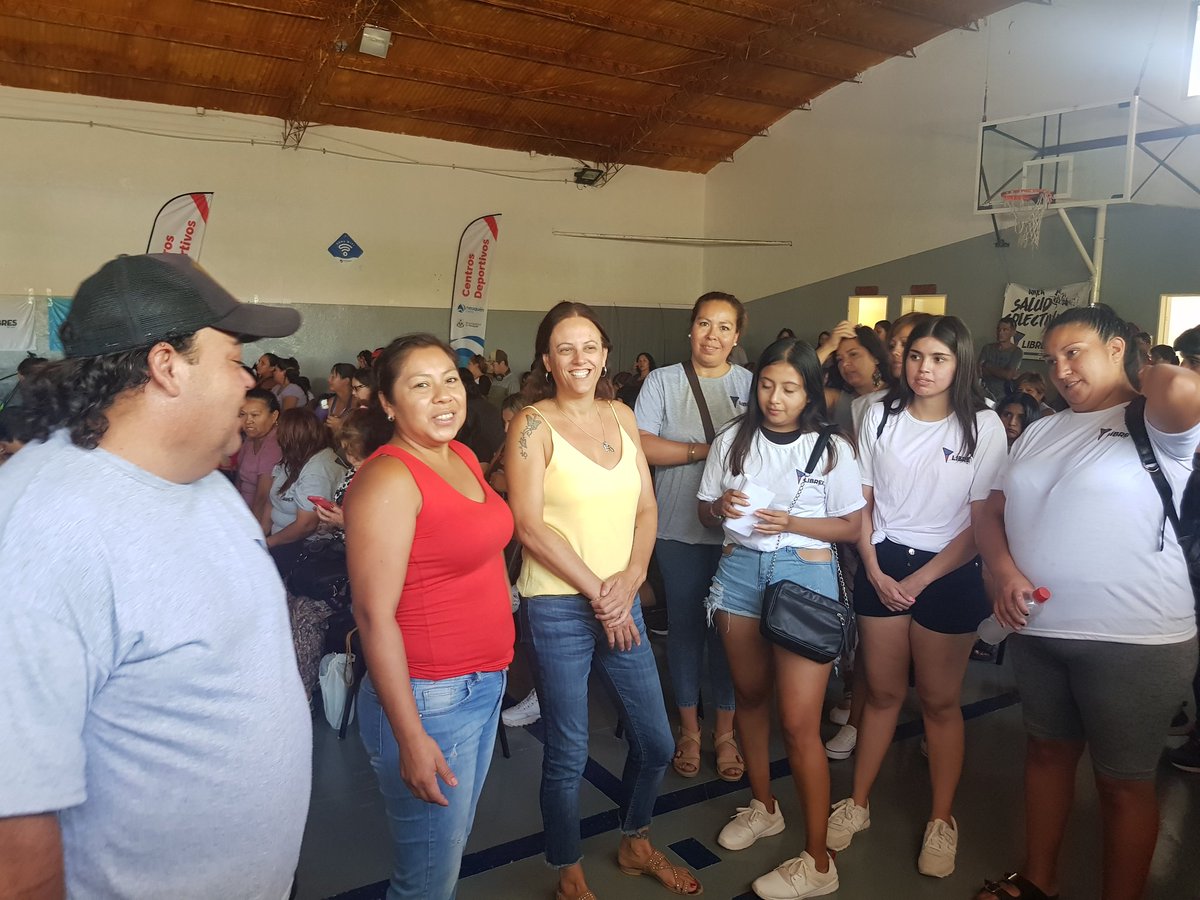 MercedesNqn's tweet photo. Hoy junto a @GladysAballay nos encontramos con cientos de vecinos y vecinas. Escuchamos sus inquietudes y les contamos nuestras propuestas para el próximo 16 de abril. #PrimeroLosBarrios https://t.co/nqX237RpQv